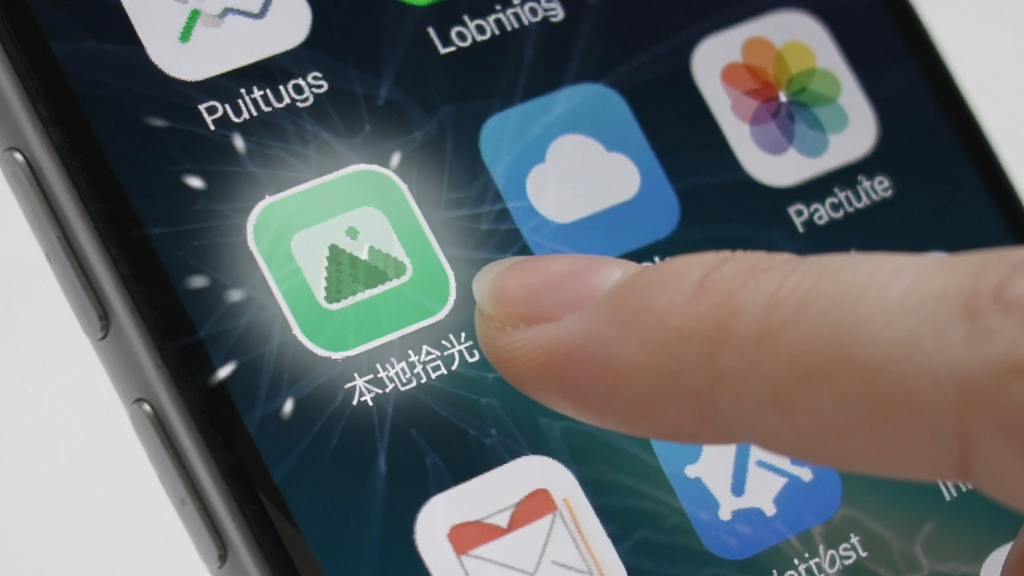 手机操作演示动画截图,画面中手指点击“本地拾光”图标,背景为手机主屏幕,应用图标高亮显示,周围有简洁的光效,整体风格干净现代,画质清晰