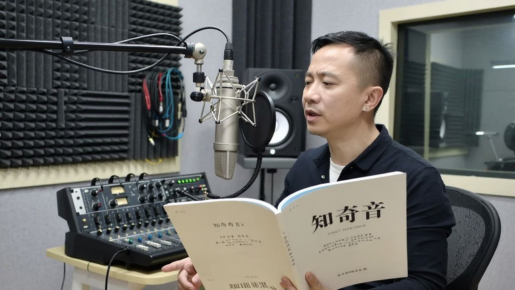 һλ������ʦ��¼������ʹ����˷���н�ѧ�������Ǹ�����ǽ��¼���豸����ʦ��ǰ�ڷ���һ���򿪵Ľ̲ģ��̲���д�š�֪�����������֣������������������дʵ�����ʸ��壬�ɾ��޶���Ԫ��