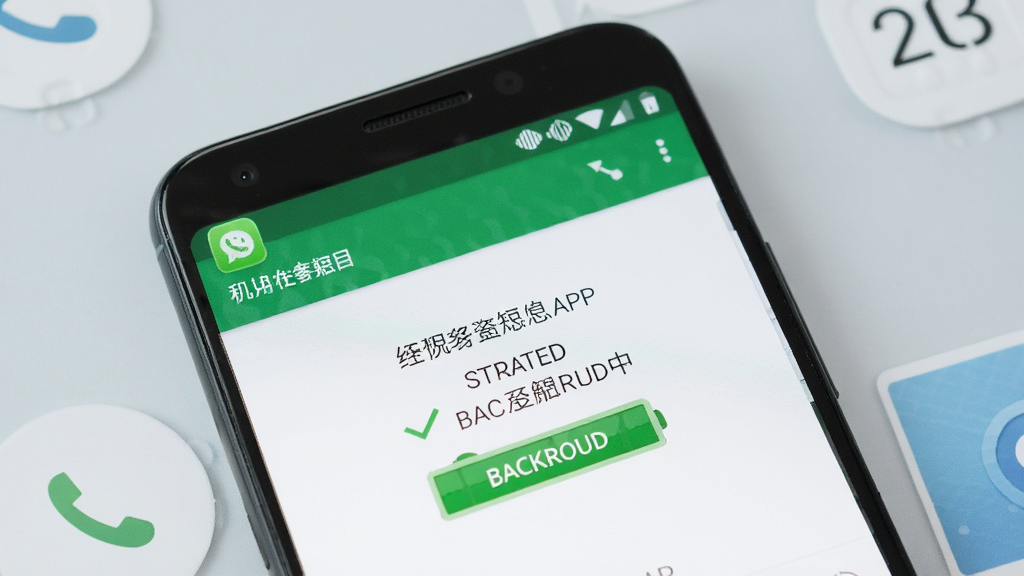 一部安卓手机界面展示挂机短信APP的运行状态页面,显示服务已启动,后台运行中,手机顶部状态栏有挂机短信的图标,背景为简洁的桌面,画质清晰,风格写实,无多余元素