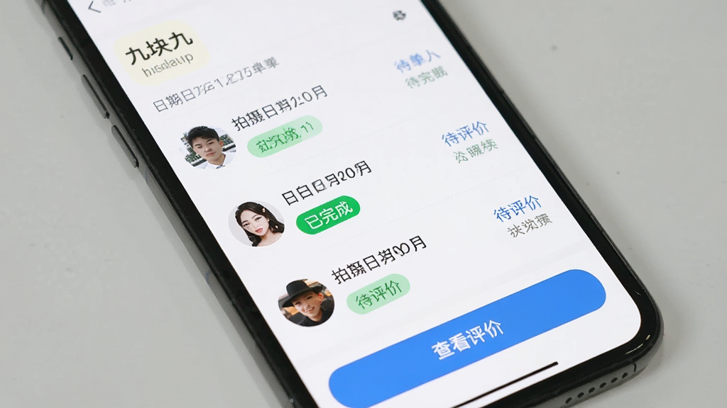 �ֻ���Ļչʾ���ſ�š�APP�Ķ����б�ҳ�棬ÿ��������ʾ�ͻ�ͷ���������ں�״̬��ǩ��������ɡ������ۣ����ײ���һ�����鿴���ۡ���ť��ҳ�����Լ������Ϊ��ɫ���б����������ʸɾ����޶���Ԫ��