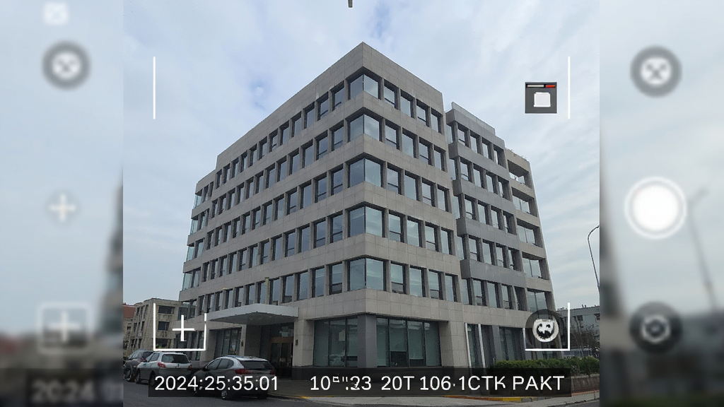 模拟定位大师水印相机拍摄界面,取景框内展示一处办公楼宇,画面底部清晰显示日期时间与经纬度数据水印,风格写实,布局规整,突出功能实用性,画质高清,干净,无多余元素