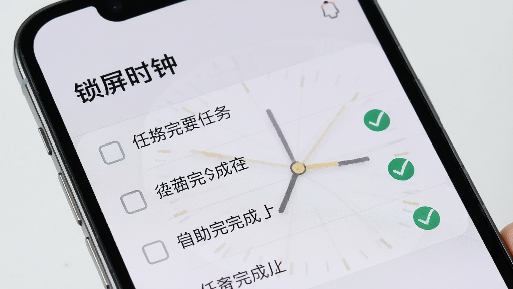 手机屏幕展示“锁屏时钟”的任务管理界面,以列表形式显示多个任务,每个任务前有复选框,已完成的任务打勾,界面简洁,背景为浅灰色,文字清晰,整体风格商务,画质高清,干净无多余元素