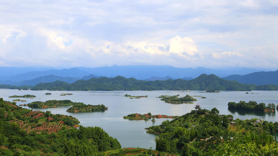 明日坐标 环湖自驾 水库碧绿水面 周边山景