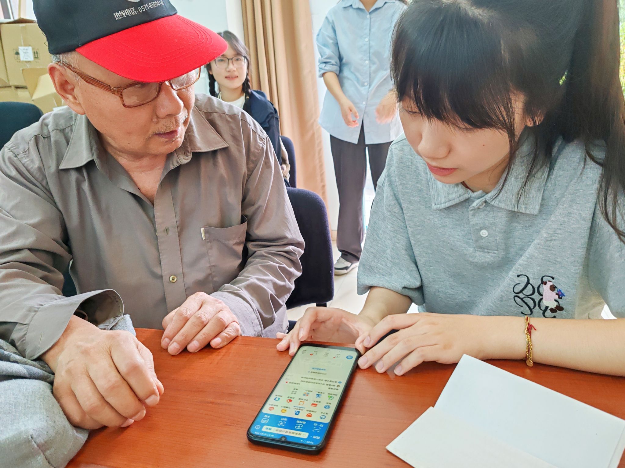敬老大字显示助手 老人使用智能手机 清晰显示 实际效果