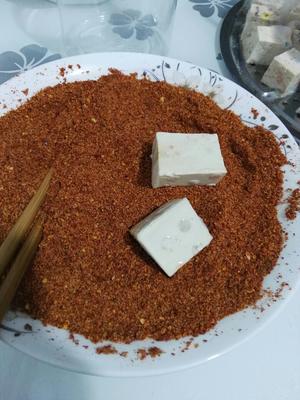 网红霉豆腐裹辣椒面装罐步骤