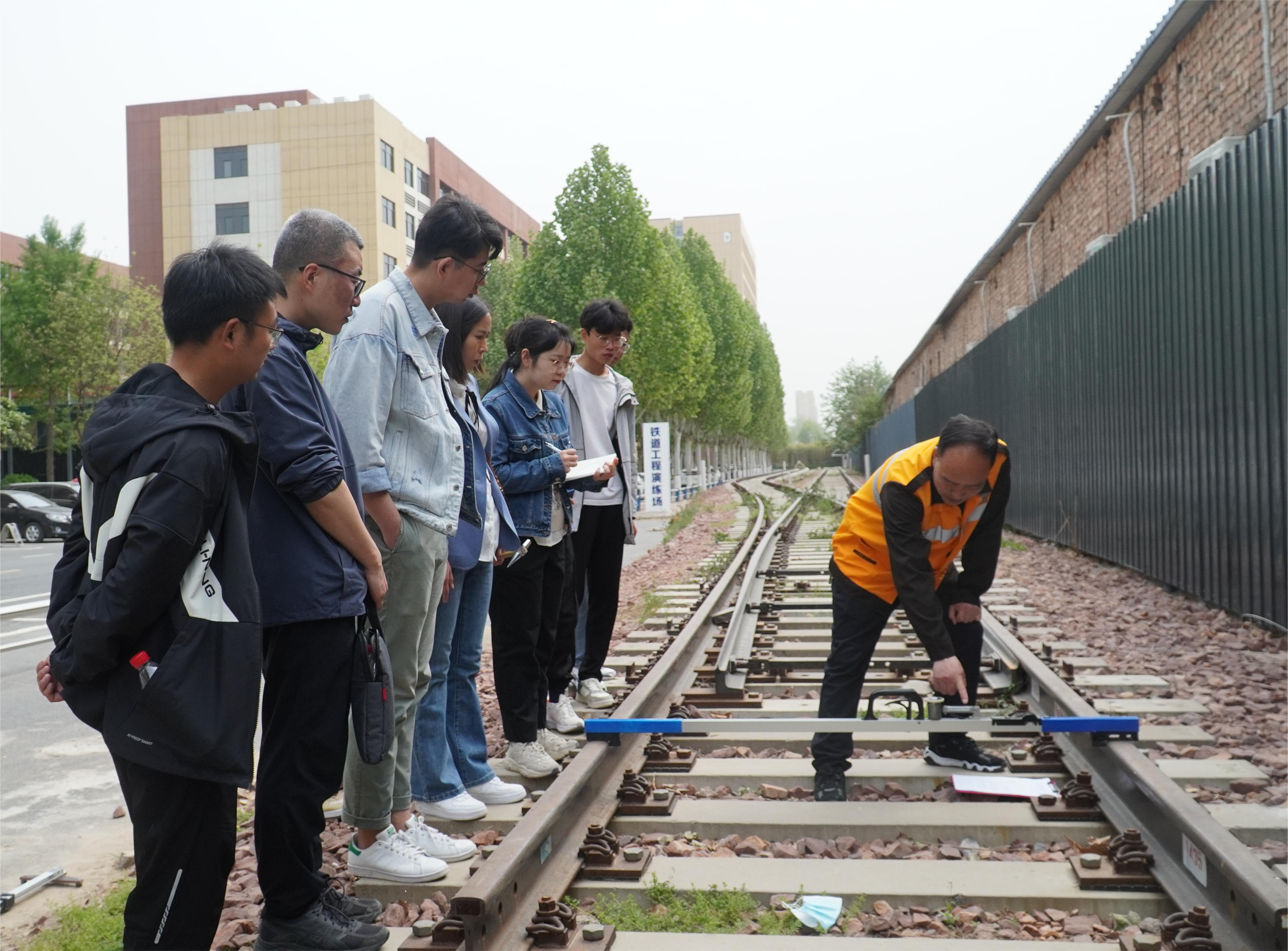 铁道职培学员现场实习工作场景图
