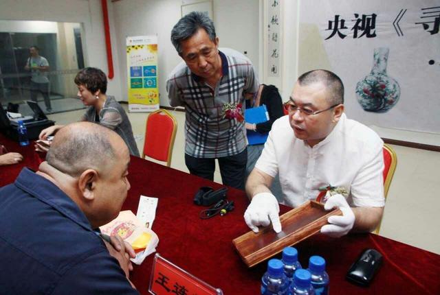 马上古玩回收师傅上门鉴定古玩真伪与估价现场