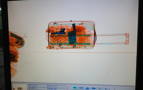 安检模拟器2游戏内X光机检查行李画面实拍