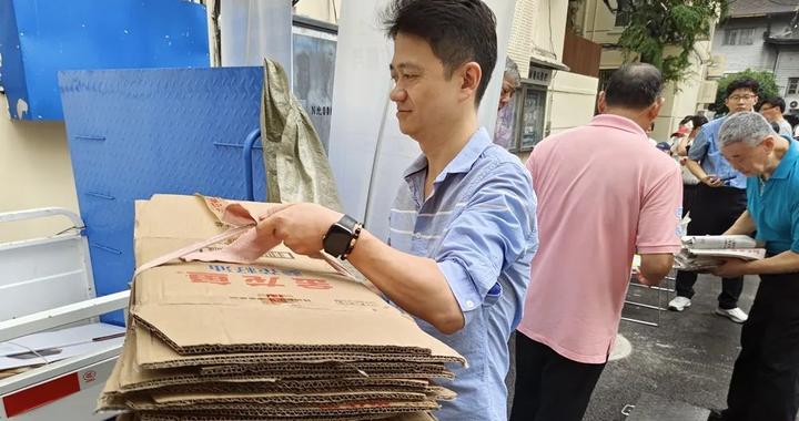 废旧帮回收师傅上门搬运旧物现场配图