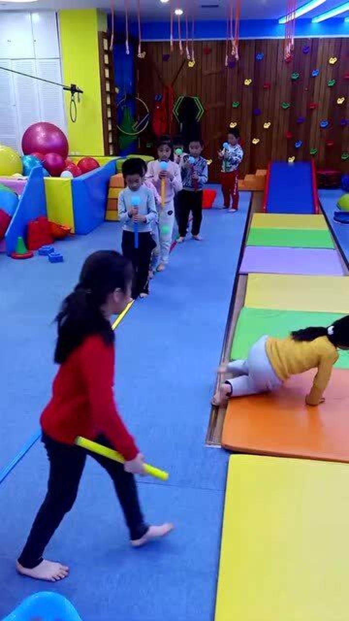 绳子上的球游戏亲子互动教学步骤图解