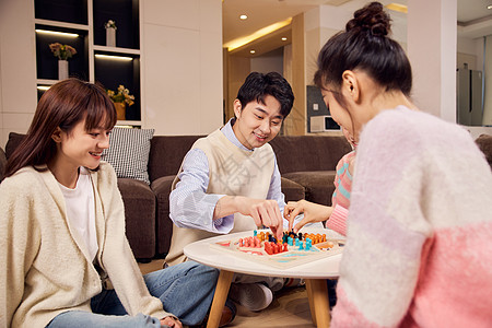 Family Game 一家人围坐玩桌游开心互动画面