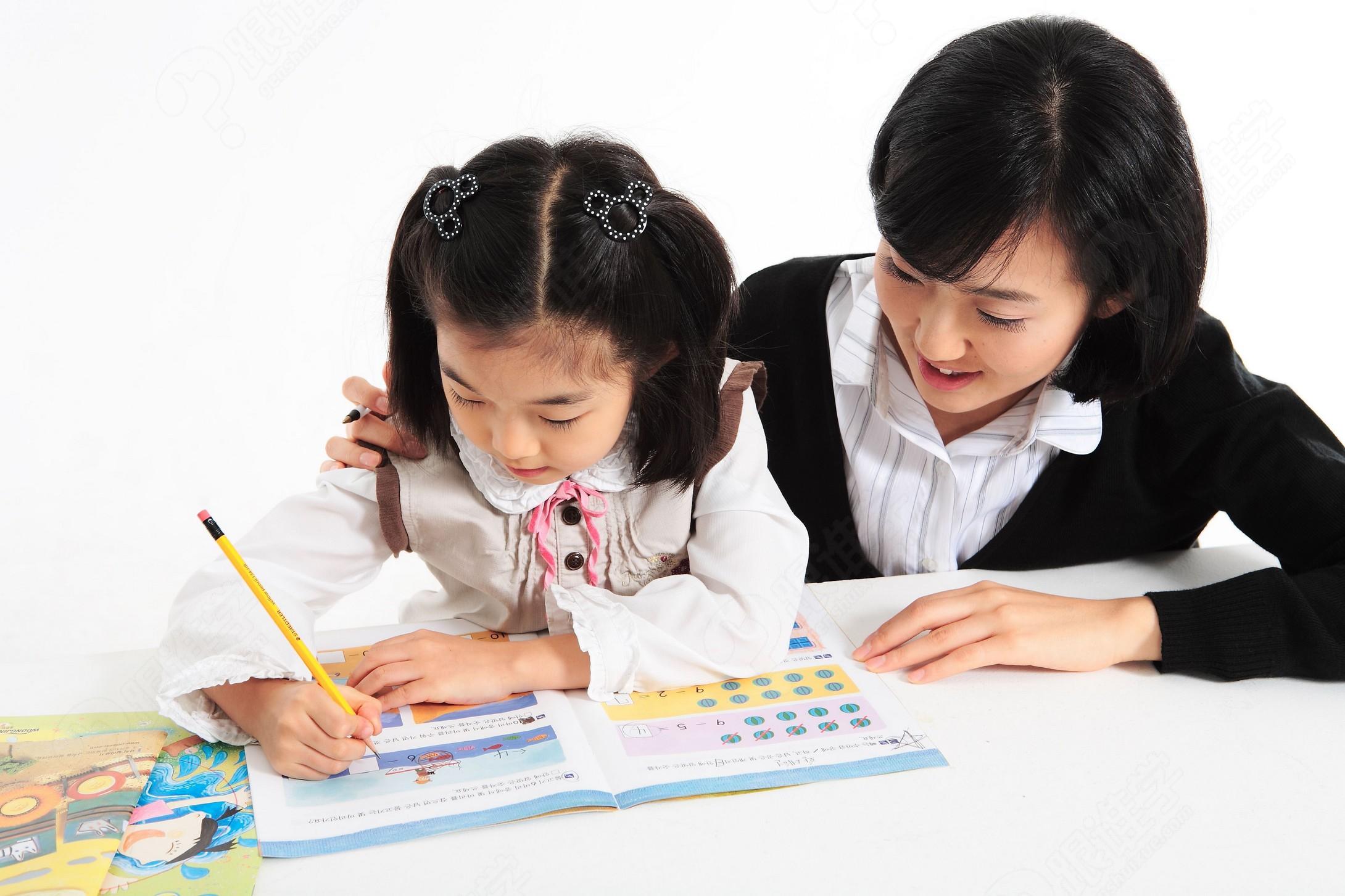 小学数学应用题家长辅导孩子做题场景
