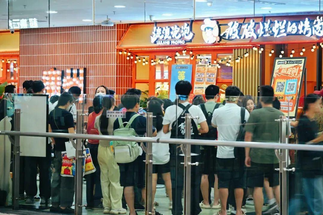 兜兜美食探店避坑指南实拍排队场景图