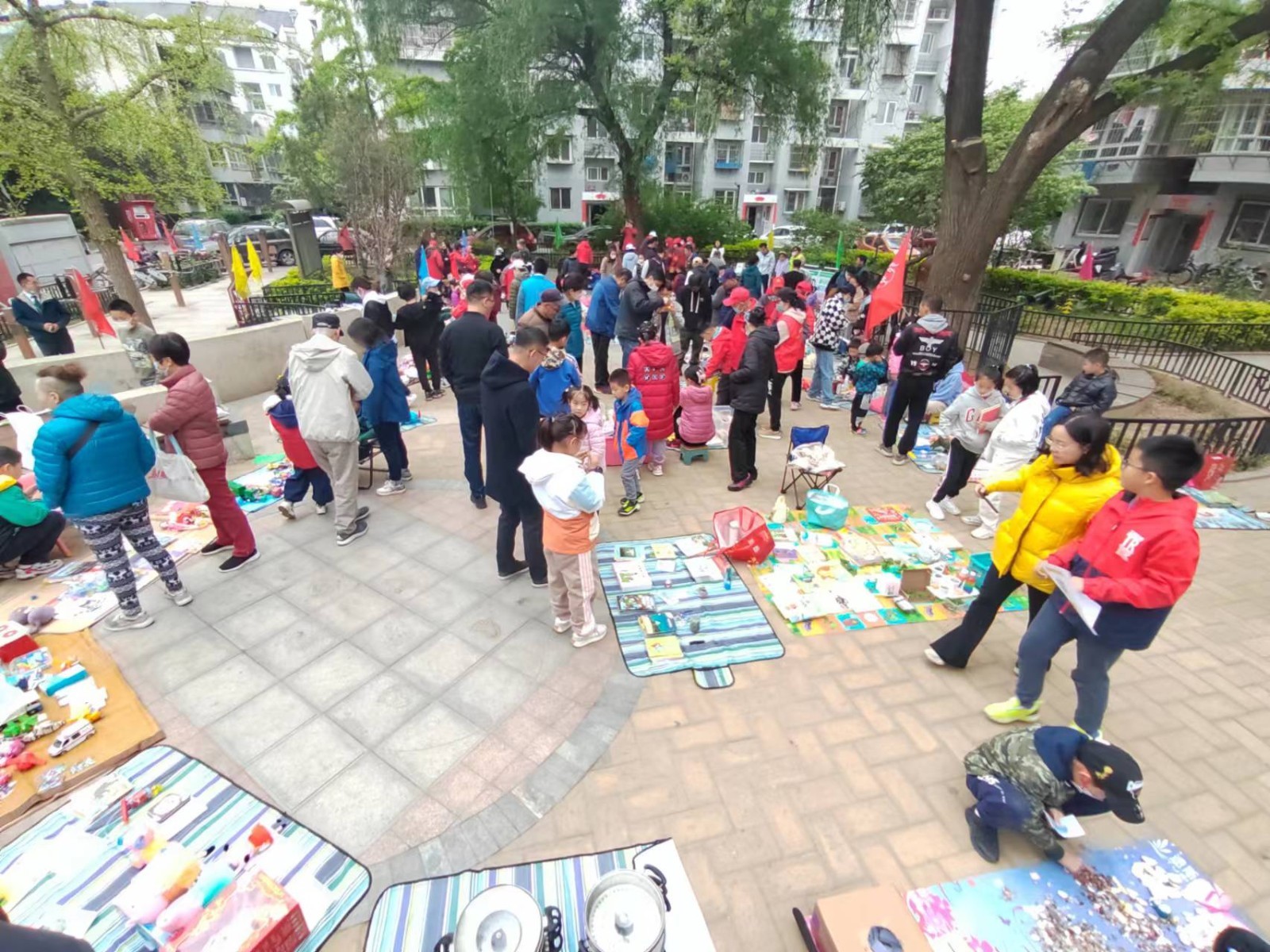 安美社区周边配套 菜市场 早餐店 邻里活动 跳蚤市场