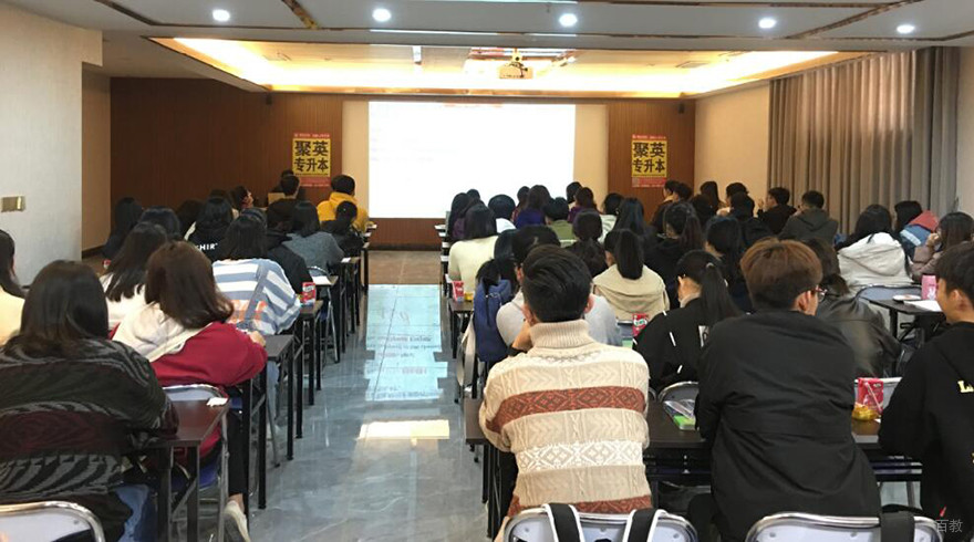 全汇专升本学员上课笔记与课后辅导答疑场景