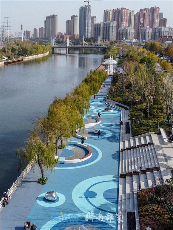 爱在福盛社区健身步道 居民遛弯 河边绿化